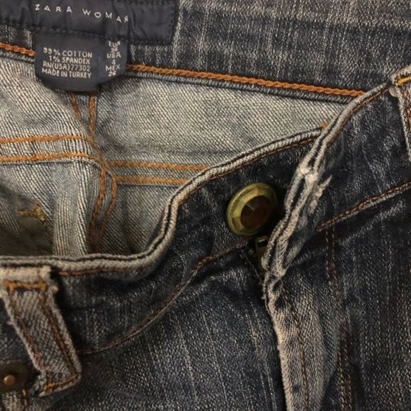 Zara distressed frayed hem studded logo back pocket jeans. Size 4 - Picture 11 of 11